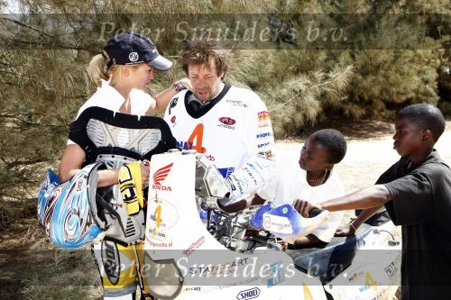 Dakar 23 maart 2008
Straatbeeld in Dakar waar de heroes legend eindigt. Gallyon v Vessem Viktor Brand Martin Utberg en Anouk Smulders
Peter Smulders bv
