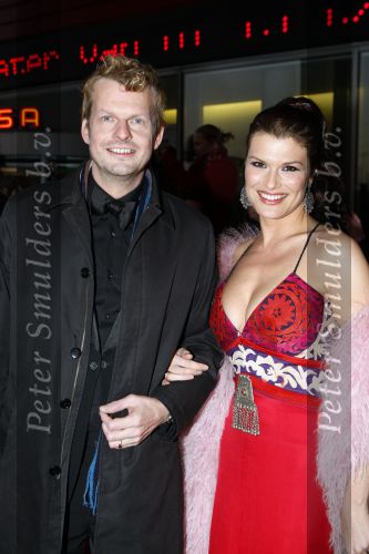 Rotterdam 16 december 2007
premiere Evita in het nieuwe Luxor theater. Anouk v Nes met man