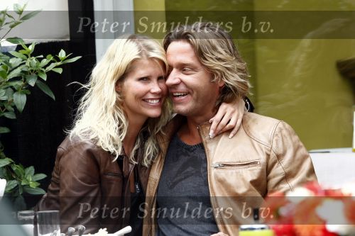 Amsterdam 15 juli 2008
Anouschka Wink met nieuwe vriend op terras.