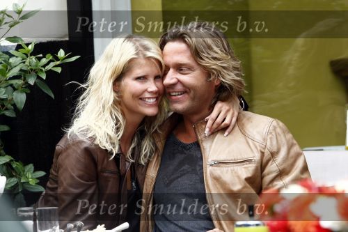 Amsterdam 15 juli 2008
Anouschka Wink met nieuwe vriend op terras.