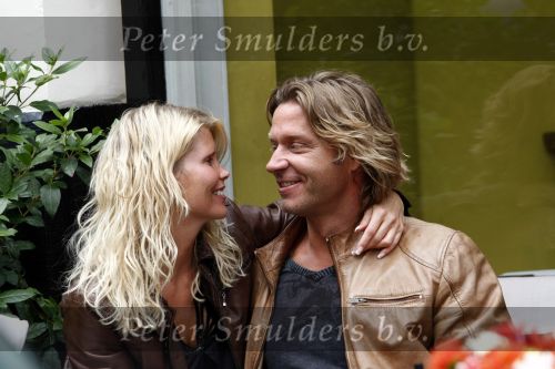 Amsterdam 15 juli 2008
Anouschka Wink met nieuwe vriend op terras.