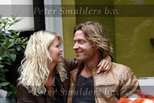 Amsterdam 15 juli 2008
Anouschka Wink met nieuwe vriend op terras.
