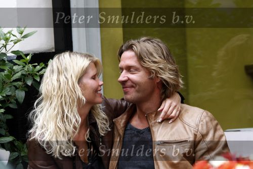 Amsterdam 15 juli 2008
Anouschka Wink met nieuwe vriend op terras.