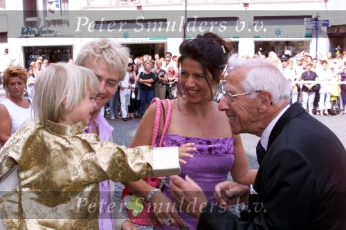 Den Bosch 29 juni 2001
 Albert Verlinden en Onno Hoes trouwen.

Isa Hoes en Antonie Kamerling en hun zoontje Merlijn.
