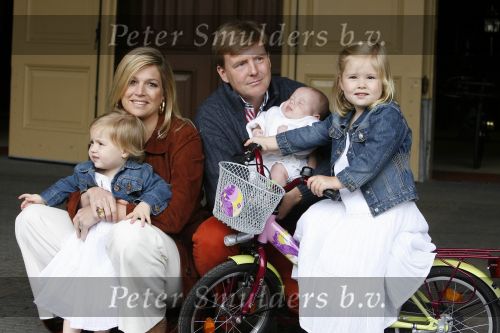 Den Haag 26 juni 2007
Fotomoment met Prins Willem Alexander Maxima Prinses Amalia Alexia en Ariane bij de koninklijke stallen. Prinses Alexia viert haar 2e verjaardag.