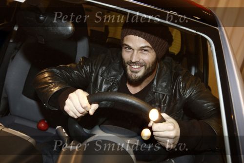 Amsterdam 15 januari 2008
Arie Boomsma met petje krijgt Smart wagen voor zijn goede doel.