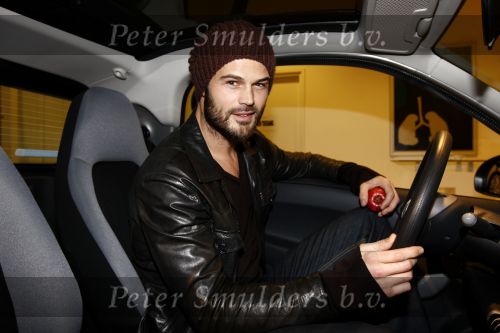 Amsterdam 15 januari 2008
Arie Boomsma met petje krijgt Smart wagen voor zijn goede doel.
Peter Smulders bv