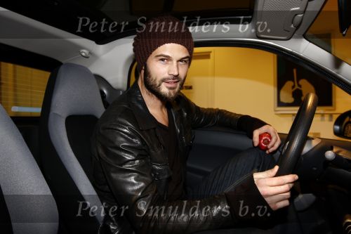 Amsterdam 15 januari 2008
Arie Boomsma met petje krijgt Smart wagen voor zijn goede doel.