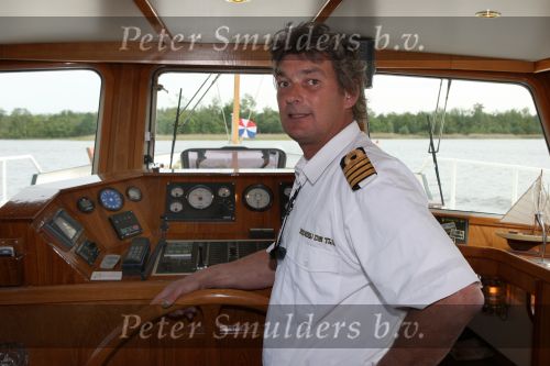 Loosdrecht, 12 Mei 2009
Vivian Boelen met haar compagnon Arjan v d Hoek bij hun boot, de M.S. Compagnon varend op de Loosdrechtse Plassen.
Foto Peter Smulders BV