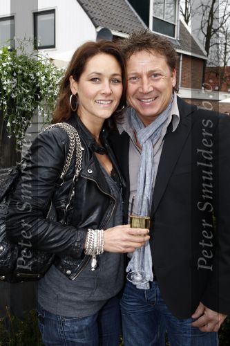 Edam 4 april 2008
Frank de Boer opent samen met zijn vrouw Helen een wwonwinkel in Edam. Zijn 3 kinderen zijn er natuurlijk ook bij. Armando Borsato met vriendin