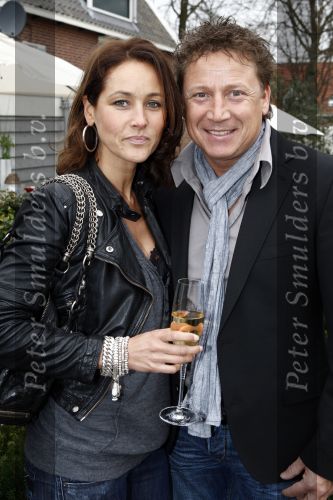 Edam 4 april 2008
Frank de Boer opent samen met zijn vrouw Helen een wwonwinkel in Edam. Zijn 3 kinderen zijn er natuurlijk ook bij. Armando Borsato met vriendin