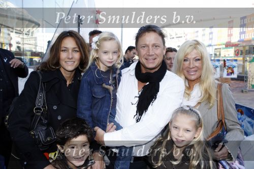 Amsterdam 6 oktober 2007
Premiere Kabouter Plop film in pathe arena. Mary Borsato met Armando zijn vriendin en Romy
