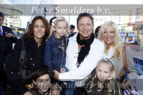 Amsterdam 6 oktober 2007
Premiere Kabouter Plop film in pathe arena. Mary Borsato met Armando zijn vriendin en Romy