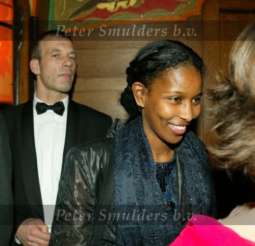 Amsterdam 16 maart 2004
Premiere in Tushinski Amsterdam.
Ayaan Hirsi Ali met haar persoonlijke beveiliger op de achtergrond