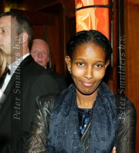 Amsterdam 16 maart 2004
Premiere in Tushinski Amsterdam.
Ayaan Hirsi Ali met haar persoonlijke beveiliger op de achtergrond