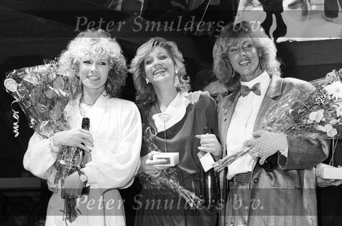 Puttershoek, 4 Juni 1984 Prijsuitreiking voor BABE , Margot v d Ven, Marga Bult en Rita v Rooij
door Henny Huisman en Theo Sythoff in Club Alcazar 
Foto Peter Smulders BV