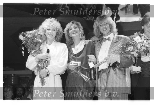 Puttershoek, 4 Juni 1984 Prijsuitreiking voor BABE , Margot v d Ven, Marga Bult en Rita v Rooij
door Henny Huisman en Theo Sythoff in Club Alcazar 
Foto Peter Smulders BV