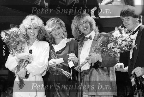 Puttershoek, 4 Juni 1984 Prijsuitreiking voor BABE , Margot v d Ven, Marga Bult en Rita v Rooij
door Henny Huisman en Theo Sythoff in Club Alcazar 
Foto Peter Smulders BV