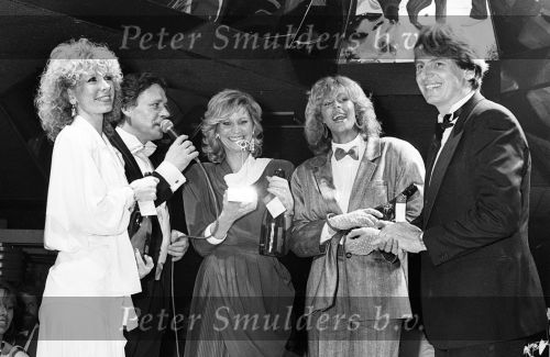 Puttershoek, 4 Juni 1984 Prijsuitreiking voor BABE , Margot v d Ven, Marga Bult en Rita v Rooij
door Henny Huisman en Theo Sythoff in Club Alcazar 
Foto Peter Smulders BV