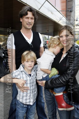 Amsterdam 7 oktober 2007
Premiere Matroos in de doos in de meervaart. Babette v Veen met Bas Westerweel en hun kinderen