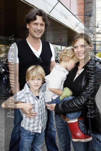 Amsterdam 7 oktober 2007
Premiere Matroos in de doos in de meervaart. Babette v Veen met Bas Westerweel en hun kinderen