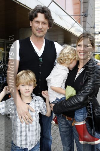 Amsterdam 7 oktober 2007
Premiere Matroos in de doos in de meervaart. Babette v Veen met Bas Westerweel en hun kinderen