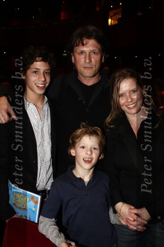 Tilburg 25 januari 2009
Premiere High school musical in de schouwburg van Tilburg . Bas Westerweel met Babette v Veen en kinderen
Peter Smulders bv