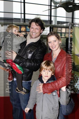 Rotterdam 25 november 2007
Premiere Feest van sinterklaas in ahoy. Bas Westerweel en Babette v Veen met zoons