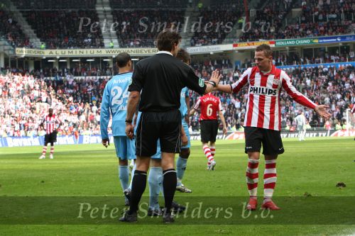 Eindhoven, 13 April 2008 Kampioenswedstrijd PSV-FC Twente, eindstand 1-1 Seizoen 2007/2008. PSV daardoor nog niet kampioen.
Balasz Dzsudzsak in gesprek met Jan Wegereef