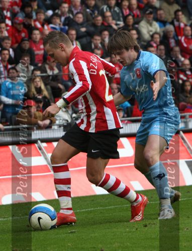 Eindhoven, 13 April 2008 Kampioenswedstrijd PSV-FC Twente, eindstand 1-1 Seizoen 2007/2008. PSV daardoor nog niet kampioen.
Balasz Dzsudzsak in duel met Niels Wellenberg