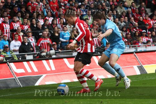 Eindhoven, 13 April 2008 Kampioenswedstrijd PSV-FC Twente, eindstand 1-1 Seizoen 2007/2008. PSV daardoor nog niet kampioen.
Balasz Dzsudzsak in duel met Niels Wellenberg