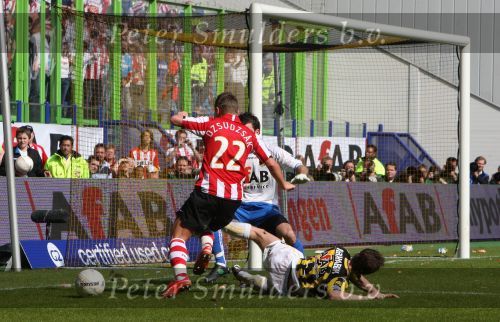 Arnhem, 20 April 2008 Kompetitiewedstrijd Vitesse-PSV, eindstand 0-1 Seizoen 2007/2008
PSV Landskampioen 
Balazs Dzsudzsak probeert doelman Piet Veldhuizen te verschalken