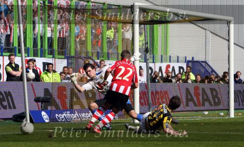Arnhem, 20 April 2008 Kompetitiewedstrijd Vitesse-PSV, eindstand 0-1 Seizoen 2007/2008
PSV Landskampioen 
Balazs Dzsudzsak probeert doelman Piet Veldhuizen te verschalken