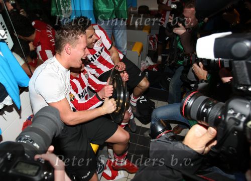 Arnhem, 20 April 2008 Kompetitiewedstrijd Vitesse-PSV, eindstand 0-1 Seizoen 2007/2008
PSV Landskampioen 
Balazs Dzsudzsak samen met Otman Bakkal en de kampioensschaal