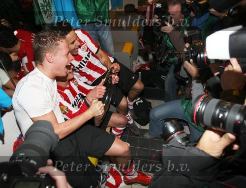 Arnhem, 20 April 2008 Kompetitiewedstrijd Vitesse-PSV, eindstand 0-1 Seizoen 2007/2008
PSV Landskampioen 
Balazs Dzsudzsak samen met Ibrahim Afellay en Otman Bakkal en de kampioensschaal