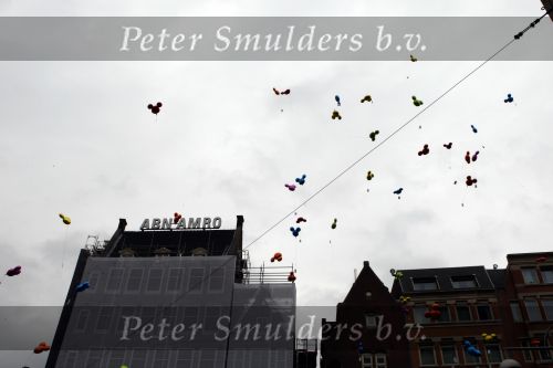 Amsterdam 28 april 2009
Wendy v Dijk opent etalage bij de bijenkorf met alle mickey Mouse oren voor aktie tbv doe een wens. Sem en haar broek Mike zijn erbij aanwezig. ballonnen
Peter Smulders bv