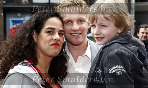 Amsterdam 12 april 2008
Barry Atsma met vriendin bij morrison krijgt een zusje premiere.