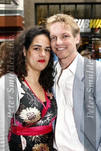 Amsterdam 12 april 2008
Barry Atsma met vriendin bij morrison krijgt een zusje premiere.