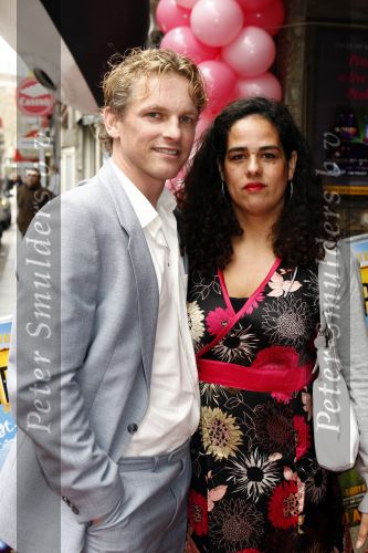Amsterdam 12 april 2008
Barry Atsma met vriendin bij morrison krijgt een zusje premiere.