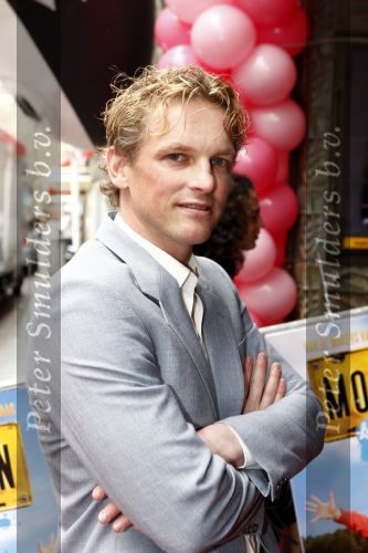 Amsterdam 12 april 2008
Barry Atsma met vriendin bij morrison krijgt een zusje premiere.
