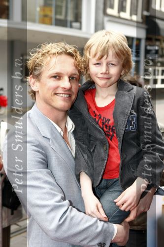 Amsterdam 12 april 2008
Barry Atsma met vriendin bij morrison krijgt een zusje premiere.