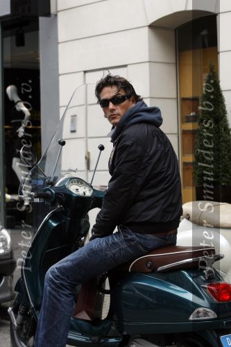 Amsterdam 28 april 2009
Bart Ettekoven op zijn vespa scooter
Peter Smulders bv