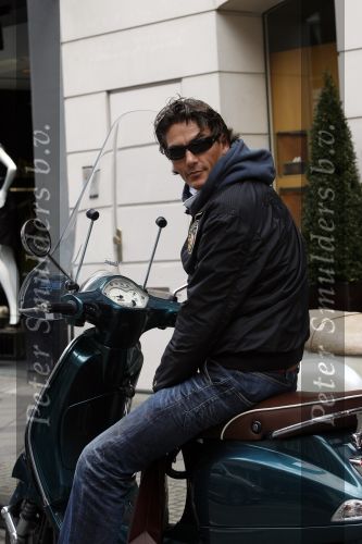 Amsterdam 28 april 2009
Bart Ettekoven op zijn vespa scooter
Peter Smulders bv