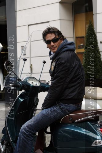 Amsterdam 28 april 2009
Bart Ettekoven op zijn vespa scooter
Peter Smulders bv