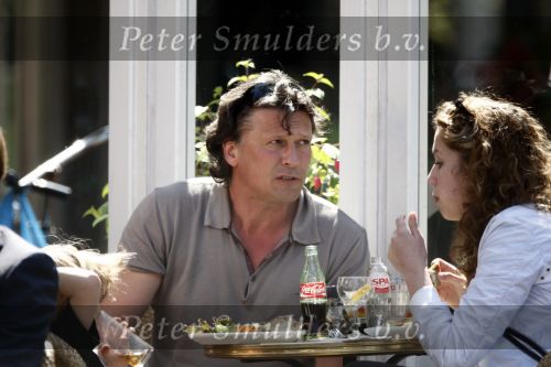 Amsterdam 24 april 2009
Bas Westerweel met zijn dochter en zoon op terras  op de cornelis schuytstraat.
Peter Smulders bv
