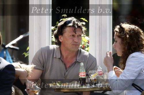 Amsterdam 24 april 2009
Bas Westerweel met zijn dochter en zoon op terras  op de cornelis schuytstraat.
Peter Smulders bv