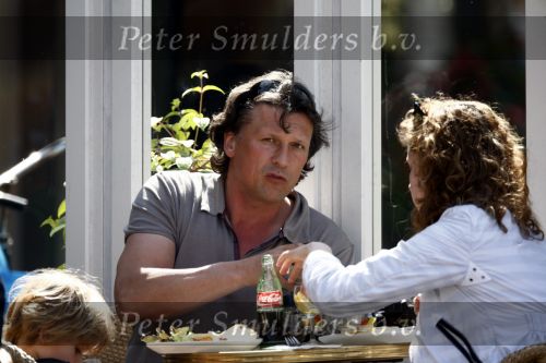 Amsterdam 24 april 2009
Bas Westerweel met zijn dochter en zoon op terras  op de cornelis schuytstraat.
Peter Smulders bv