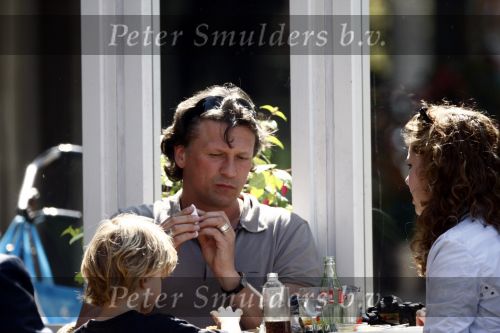 Amsterdam 24 april 2009
Bas Westerweel met zijn dochter en zoon op terras  op de cornelis schuytstraat.
Peter Smulders bv