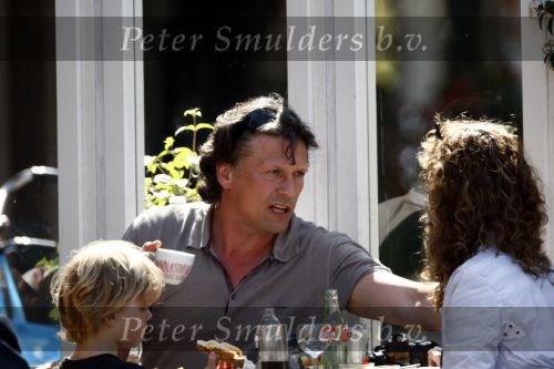 Amsterdam 24 april 2009
Bas Westerweel met zijn dochter en zoon op terras  op de cornelis schuytstraat.
Peter Smulders bv