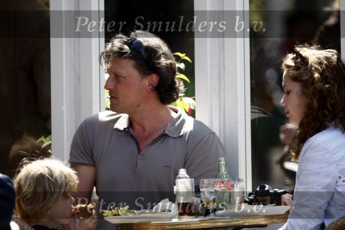 Amsterdam 24 april 2009
Bas Westerweel met zijn dochter en zoon op terras  op de cornelis schuytstraat.
Peter Smulders bv